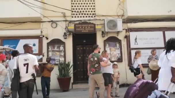 Freddie Mercury huis in Stone Town, Zanzibar. Toeristen lopen in de buurt van het huis — Stockvideo