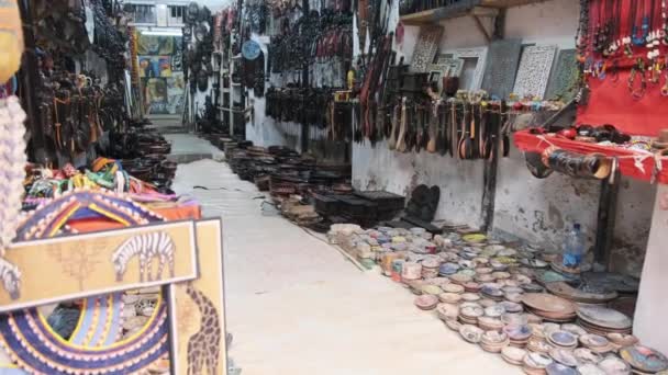 Stone Town 'daki hediyelik eşya dükkanı, Zanzibar, Turistler için hediyelik eşya dükkanları.. — Stok video