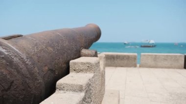 Stone Town, Zanzibar, Tanzanya 'daki Rıhtımda Toplar.