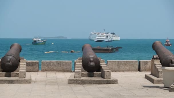 Cannons on the Waterfront at Stone Town, Zanzibar, Tanzania. — Stock Video
