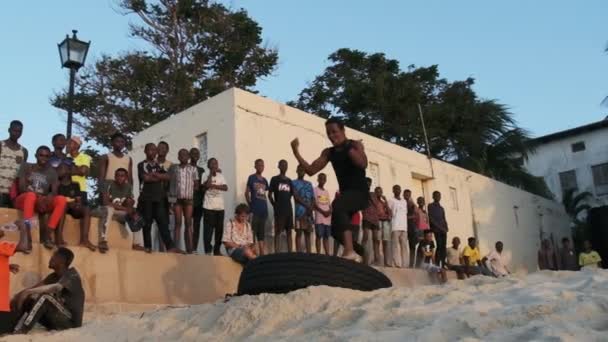 Lokalne afrykańskie nastolatki zorganizować Acrobatic Show na plaży o zachodzie słońca, Zanzibar — Wideo stockowe