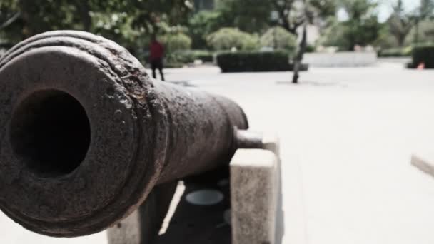 Kanonnen aan het water, Cannon Barrel in Stone Town, Zanzibar, Tanzania. — Stockvideo