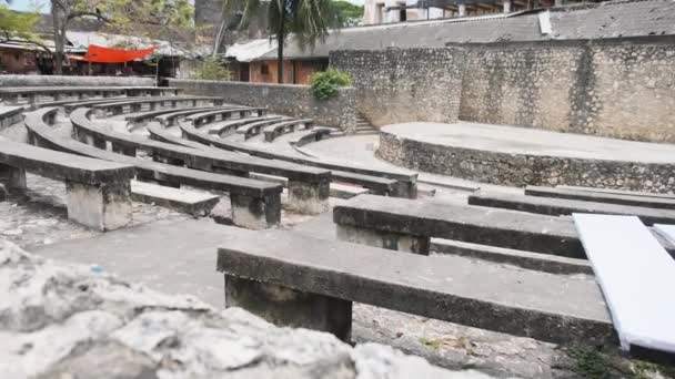 Αμφιθέατρο χτισμένο στην παλιά Stone Town Fort, Zanzibar, Παλιά φρούριο Ngome Kongwe — Αρχείο Βίντεο