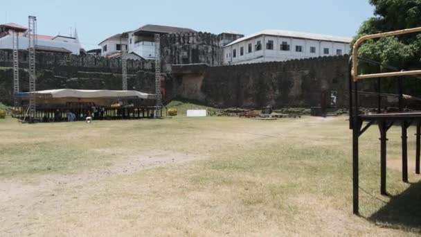 坦桑尼亚桑给巴尔石城的古堡。Ngome Kongwe的内部 — 图库视频影像