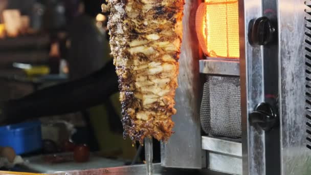 Shawarma vařila na špejli na nočním trhu v Zanzibaru, Afrika, Forodhani — Stock video