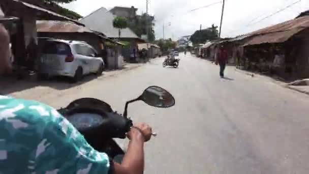 左手交通、石の町、ザンジバルで忙しいアフリカの道路での乗馬スクーター — ストック動画