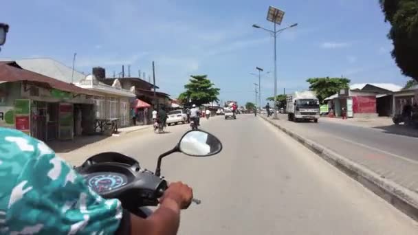 Hulajnoga przez ruchliwą afrykańską drogę z ruchem lewostronnym, Stone Town, Zanzibar — Wideo stockowe