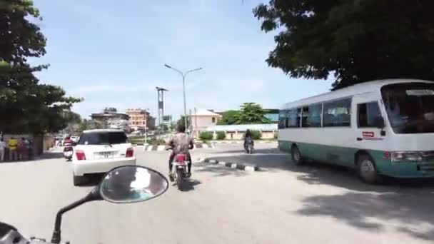 Rollerfahrer auf der vielbefahrenen afrikanischen Straße mit Linksverkehr, Stone Town, Sansibar — Stockvideo