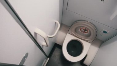 Uçakta umumi tuvalet, Uçak Banyosu. Uçaktaki tuvaletin içinde.