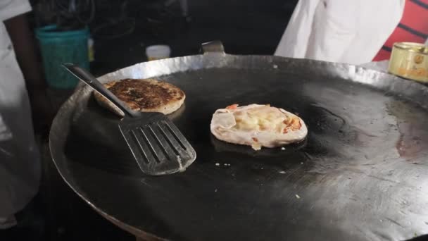 桑给巴尔比萨饼在石城Forodhani夜市花园煎盘的烹调 — 图库视频影像