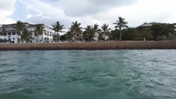 Blick auf die Stone Town Embankment von einem alten Umzugsboot, Sansibar, Afrika. — Stockvideo