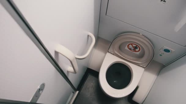 공중 화장실에 있는 공중 화장실이요. 토일 렛 온보 드 비행기 안에서 — 비디오