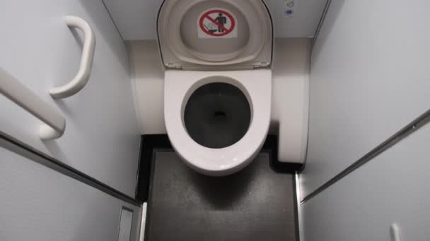 Общественный туалет в самолете, ванная комната самолета. Внутри игрушечного бортового самолета — стоковое видео
