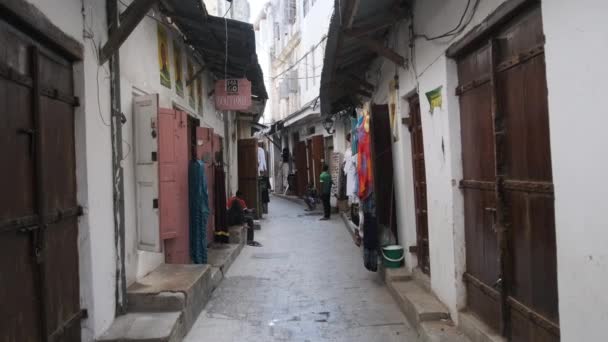 Passeio a pé pela cidade de Stone com lojas de souvenirs para turistas, antigo Zanzibar — Vídeo de Stock