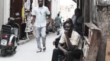 Fakir Sokakta Üzgün Afrika Oturuyor, Yerel Siyah Adam, Üzgün Bak, Taş Şehir, Zanzibar