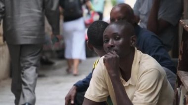 Fakir Sokakta Üzgün Afrika Oturuyor, Yerel Siyah Adam, Üzgün Bak, Taş Şehir, Zanzibar