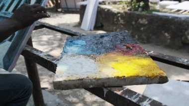 Parkta Bir Resim Yapan Bir Sanatçının Çok Renkli Paleti