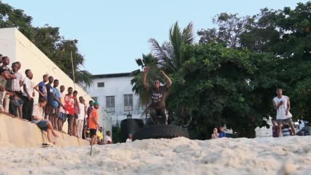 Yerel Afrikalı Gençler Sunset, Zanzibar 'da Akrobatik Şov Düzenliyor — Stok video