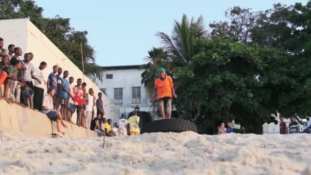 当地非洲青少年在桑给巴尔的日落海滩上安排杂技表演 — 图库视频影像