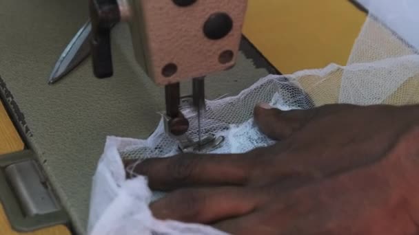 Afrikalı Adamlar Dikiş Makinesine Giysi Dikiyor, Terzi Çalışıyor, Kasaba Atölyesi — Stok video