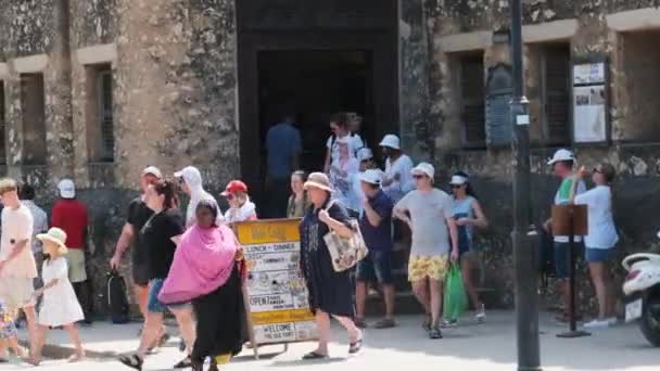 Oud historisch fort in Stone Town, Tanzania, gevel van middeleeuwse vesting — Stockvideo