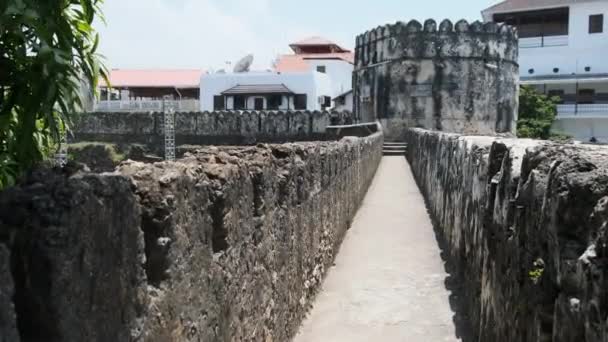 Περπατήστε στο παλιό ιστορικό φρούριο στην πόλη Stone, Ζανζιβάρη, Τανζανία — Αρχείο Βίντεο