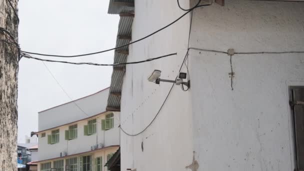 Caméras CCTV dans la pauvre ville de Stone Town, Zanzibar, Afrique, Patrimoine UNESCO — Video
