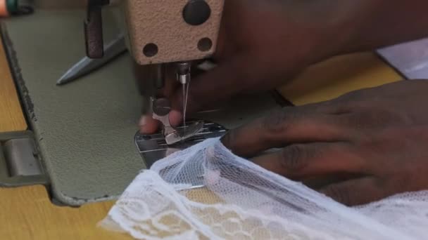 Afričtí muži šití oblečení na šicí stroj, krejčí v práci, Městská dílna — Stock video