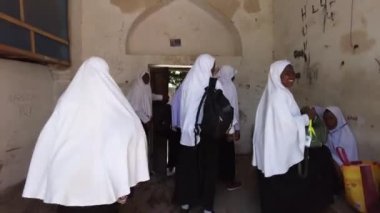 Afrika 'da bir lisede, okul üniformalı bir grup öğrenci Yard' da