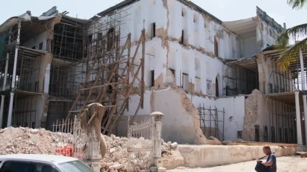 Taş Şehir, Zanzibar, Afrika 'daki Harikalar Evi' nin çökmüş binası. — Stok video