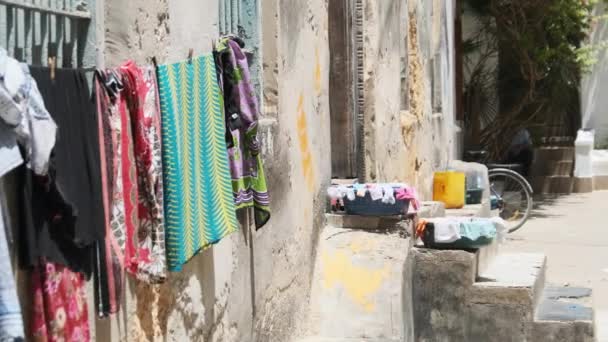 Lavanderia Asciugatura su corda nei quartieri poveri urbani dell'Africa, Stone Town, Zanzibar — Video Stock