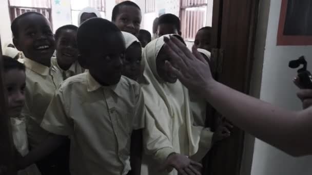 Crianças africanas da multidão olham para uma câmera dentro de uma escola primária, Zanzibar — Vídeo de Stock