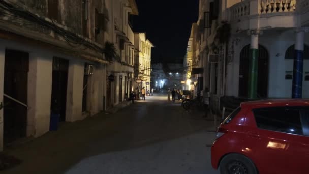 Stone Town, Zanzibar 'ın gece turist sokakları. — Stok video