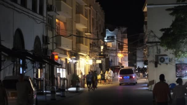 Noite ruas turísticas de Stone Town, Zanzibar. — Vídeo de Stock