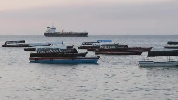 En hel del trä afrikanska utflyktsbåt är förankrad i Indiska oceanen, Zanzibar — Stockvideo
