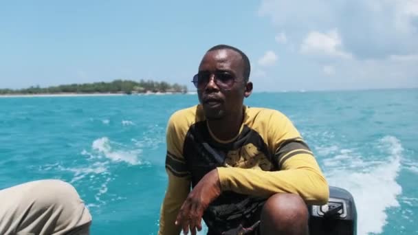 Αφρικανοί άντρες σε ένα ξύλινο παλιό μηχανοκίνητο σκάφος διασχίζουν τον Ινδικό Ωκεανό. Ζανζιβάρη — Αρχείο Βίντεο