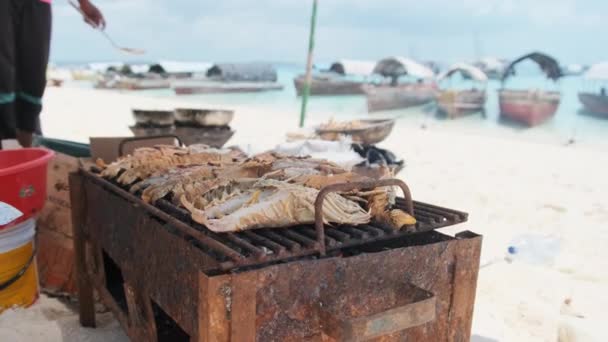 一名非洲厨师在桑给巴尔Nakupenda海滩的自制烤肉架上做龙虾 — 图库视频影像