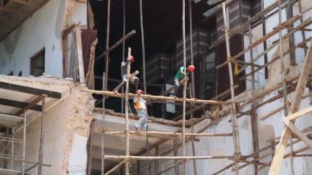 Afrykańscy budowniczowie rekonstruują kruchy budynek w Stone Town, Zanzibar, Afryka. — Wideo stockowe
