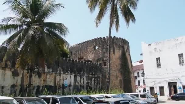 Παλιό ιστορικό φρούριο στην πόλη Στόουν, Τανζανία, πρόσοψη μεσαιωνικού φρουρίου — Αρχείο Βίντεο