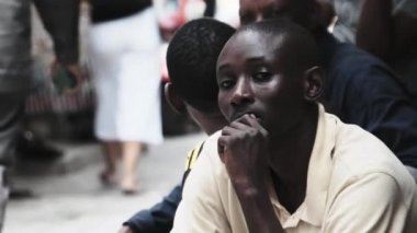 Fakir Sokakta Üzgün Afrika Oturuyor, Yerel Siyah Adam, Üzgün Bak, Taş Şehir, Zanzibar