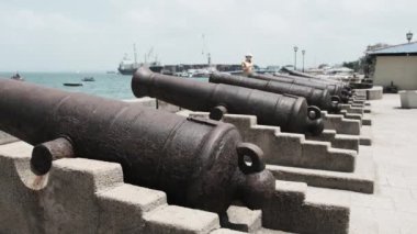 Stone Town, Zanzibar, Tanzanya 'daki Rıhtımda Toplar.