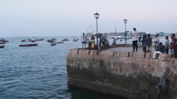 Ragazzi africani Ragazzi saltare in acqua da alto argine a Stone Town — Video Stock