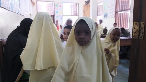 Menigte Afrikaanse kinderen kijken in een camera in een basisschool, Zanzibar — Stockvideo