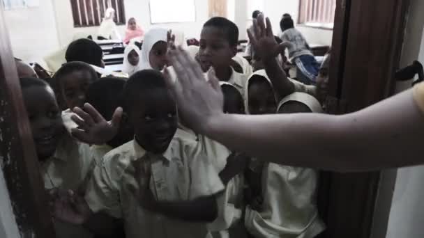 Tłum afrykańskich dzieci Spójrz w kamerę w szkole podstawowej, Zanzibar — Wideo stockowe