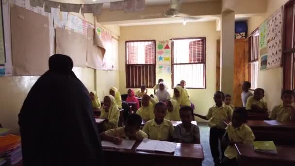 Barn i en afrikansk grundskola sitter på skrivbord i ett klassrum, Zanzibar — Stockvideo