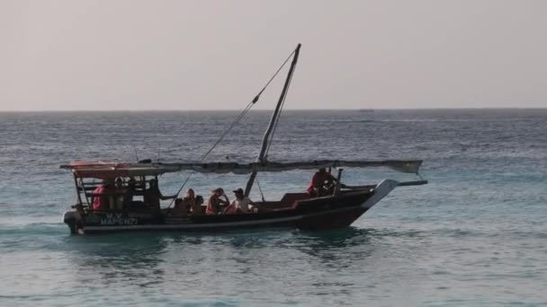 Barco africano de madera Dhow Navegando con turistas por el océano, Zanzíbar, Tanzania — Vídeos de Stock