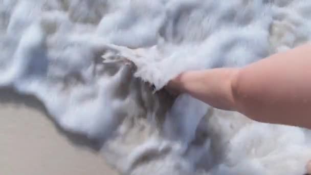 POV di gambe di una giovane donna che cammina da onde bianche di sabbia e surf di riva dell'oceano — Video Stock