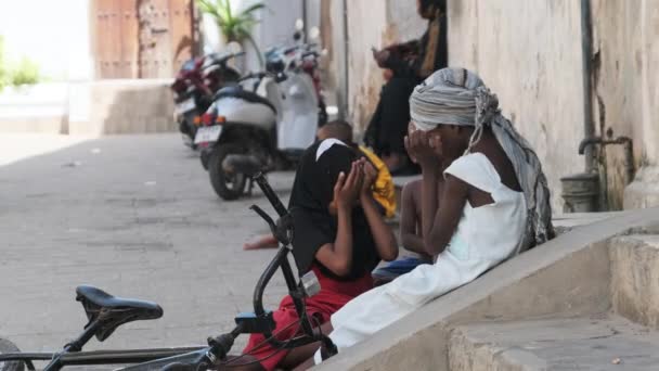 Afrykańskie dzieci bawią się w brudnych miejskich slumsach Afryki Wschodniej, Stone Town, Zanzibar — Wideo stockowe