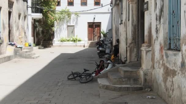 Les enfants africains jouent dans les bidonvilles urbains sales d'Afrique de l'Est, Stone Town, Zanzibar — Video