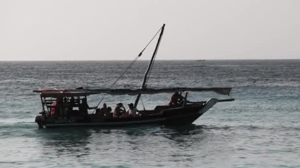 Barco africano de madera Dhow Navegando con turistas por el océano, Zanzíbar, Tanzania — Vídeos de Stock